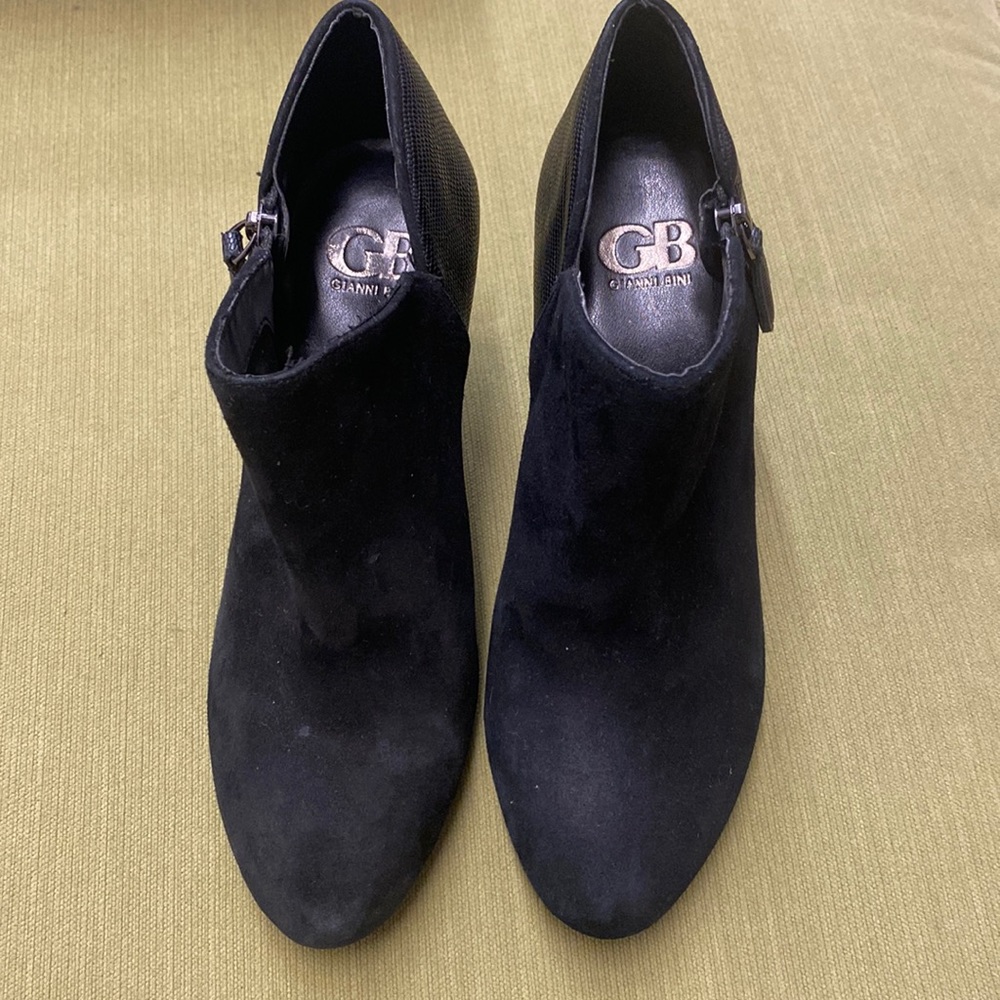 Gianni Bini black suede booties side zipper size 8